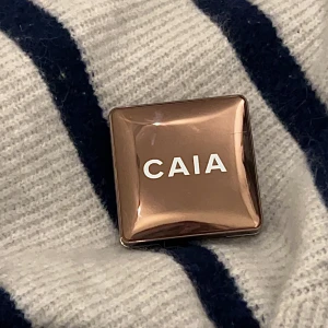 CAIA BRONZER - Säljer mitt bronzer från caia i en liten mörkare nyans!💕färgen är Bora bora!⭐️ den är testad men har inte kommit till användning då jag bara anvönder min palett❤️