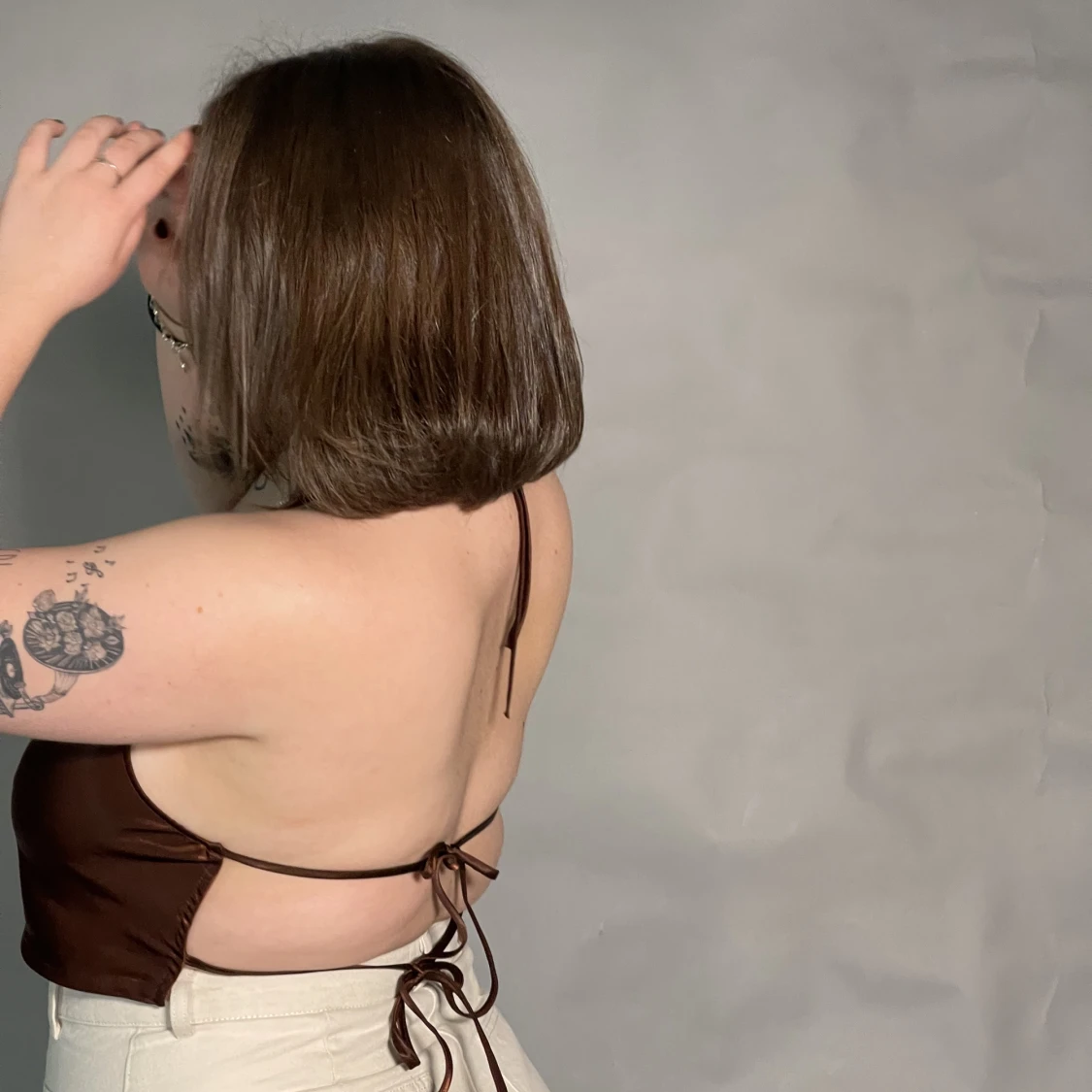 Brun satin topp med öppen rygg  - 90