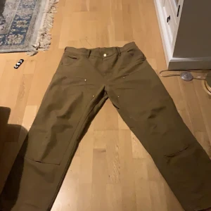 Vintage Carhartt double knee  - Köpte dessa innan sommaren för 1500kr. Vill fixa mer plats till nya byxor. Byxorna är storlek 36X32 och är väldigt bra i skick.