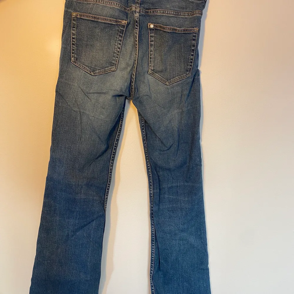 Blåa jeans från H&M med bootcut nertill Regular Waist, denim Kund står för frakt, inga byten. Jeans & Byxor.