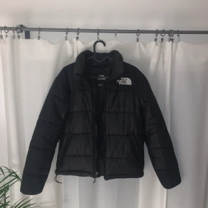 Vinterjacka - Säljer min North Face som jag haft detta året men använt få gånger. Säljer den för behov av pengar och har en annan vinterjacka. Man får plats men en tröja under! Den är inte sönder någonstans och ser ut som ny. Skriv privat om frågor. Pris kan diskuteras