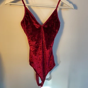 Bik Bok body - En vinröd body i sammet material, perfekt till jul och sommar fester.  Kunden står för frakt, inga byten.