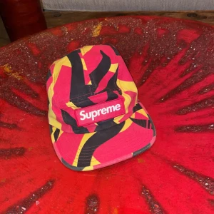 Suprem keps använd 1 gång kvitto fins - Skick 10/10 använd en gång passar inte riktigt mig
