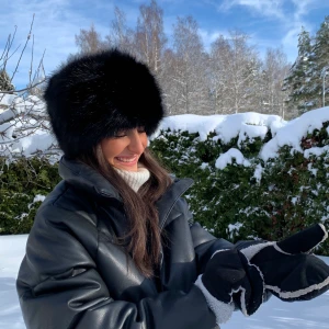 Pälsmössa  - ⚠️inte äkta päls⚠️ Syntetisk pälsmössa i hög kvalitet😍🤌🏽100% polyester .köparen står för frakt 🚚 ❤️☃️