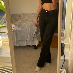 Jeans Zara - Svarta jeans från Zara. Väldigt långa sitter långt på mig som är 176🥰Knappt använda. frakt tillkommer