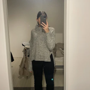 Stickad tröja  - Sticks lite mot huden men tycker inte det stör, mycket bra skick, köparen står för frakt 