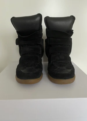 Isabel marant skor - Sååå snygga skor från isabel marant som tyvärr inte kommer till användning. Det finns täcken på användning men ser nästan som nya ut. Nypris är cirka 5000kr. Skorna är köpta på vestaire som bekräftar att dom är äkta. 