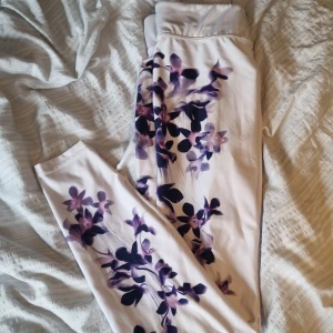 Träningstights  - Använda fåtal gånger Lite fläckar hät o där, vet ej om det går bort  Skickas på post