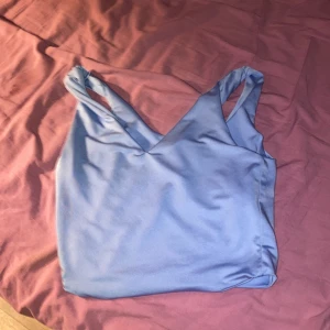 Tröja  - Säljer av med denna fina tröja lite urringad me så fin .  Använd en gång 