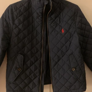 Ralph Lauren barnjacka  - Knappt använd, navy Ralph Lauren jacka 