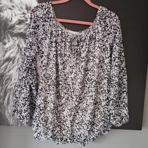 Blus - Jättefin svartvit leopard mönstrig blus🥰 Komme rinte ihpg vart den är köpt men köpt för ca 2år sedan. Den har vart gömd i gaderoben och därför bara anväds ca 5ggr🙈