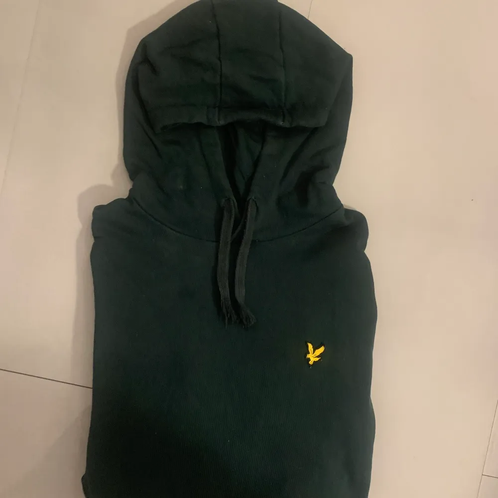 Mörkgrön lyle & scott hoodie, väldigt bra skick använd fåtal gånger. Köpt på mq, kan posta eller mötas. Med mer frågor eller om fler bilder är du mer än välkommen att skicka ett meddelande.. Hoodies.