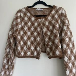 Stickad kofta 🤎 - En stickad kortare kofta som är perfekt nu i höst och vinter! 