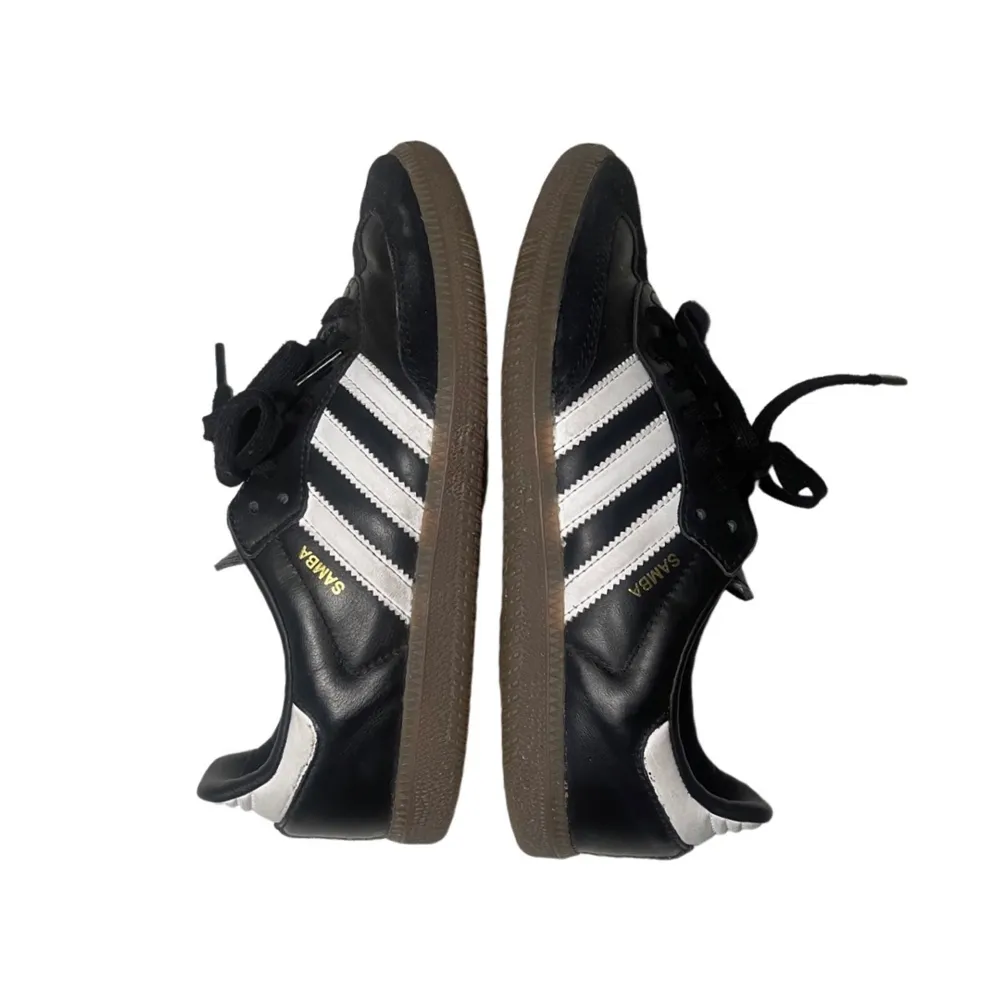 Svarta adidas skor i modellen ”samba” i väldigt fint skick men med lite tecken på användning, storlek 38 2/3 (slutsålda överallt). Skor.