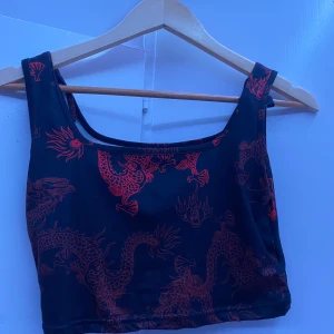 crop top - crop top från shein, är insydd vid banden för den var för stor, sitter bra men är lite lite genomskinlig, 