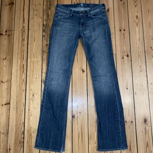 ”7 for all mankind” lågmidjade jeans storlek 27 - Klicka ej på ”Köp direkt”. Lågmidjade jeans med fina detaljer bak, storlek 27. Passar mest S och de är lite långa i benen. Köpte för över ett tusen men säljer billigare eftersom de är använda men fortfarande mycket bra skick. Köparen står för frakten.