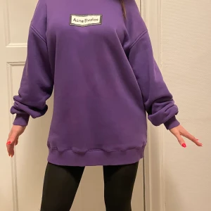 Acne sweatshirt oanvänd vintage-stil - Jättefin Acne sweatshirt, i vintage-stil. Storlek S. 100 procent bomull. Nypris 3800 kr.
