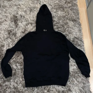 Skit snygg svart hoodie  - Hej jag säljer nu min snygga hoodie med ett tryck på ryggen för jag inte använder den längre, har haft på den kanske 3 gånger och den är inte tvättad. Hoodien är lite oversized och har jätte skönt material. Den är storlek Xs men sitter som S/M 