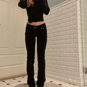 Lågmidjade Byxor  - Lågmidjade svarta Manchester byxor som knappt kommit till användning, storlek S, jag är 165 cm lång