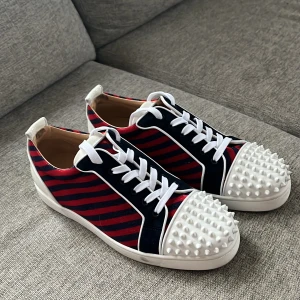 CHRISTIAN LOUBOUTIN 44 - Säljer dessa skitsnygga glittriga loubs. Storlek 44 och sitter bra. Cond: 9/10 använda 3 ggr nästan nya. Extremt sällsynta med C L bokstäverna på hälen. Ingen box eller kvitto. Finns fler bilder 😃