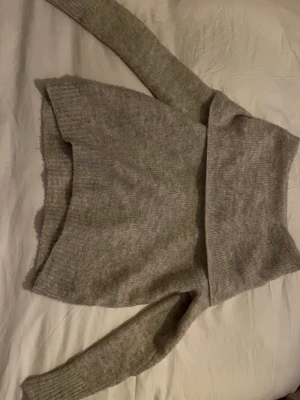 Off shoulder tröja  - Säljer min off shoulder tröja då den inte kommer till användning längre. Bra skick. Säljer igen då det vad en oseriös köpare.