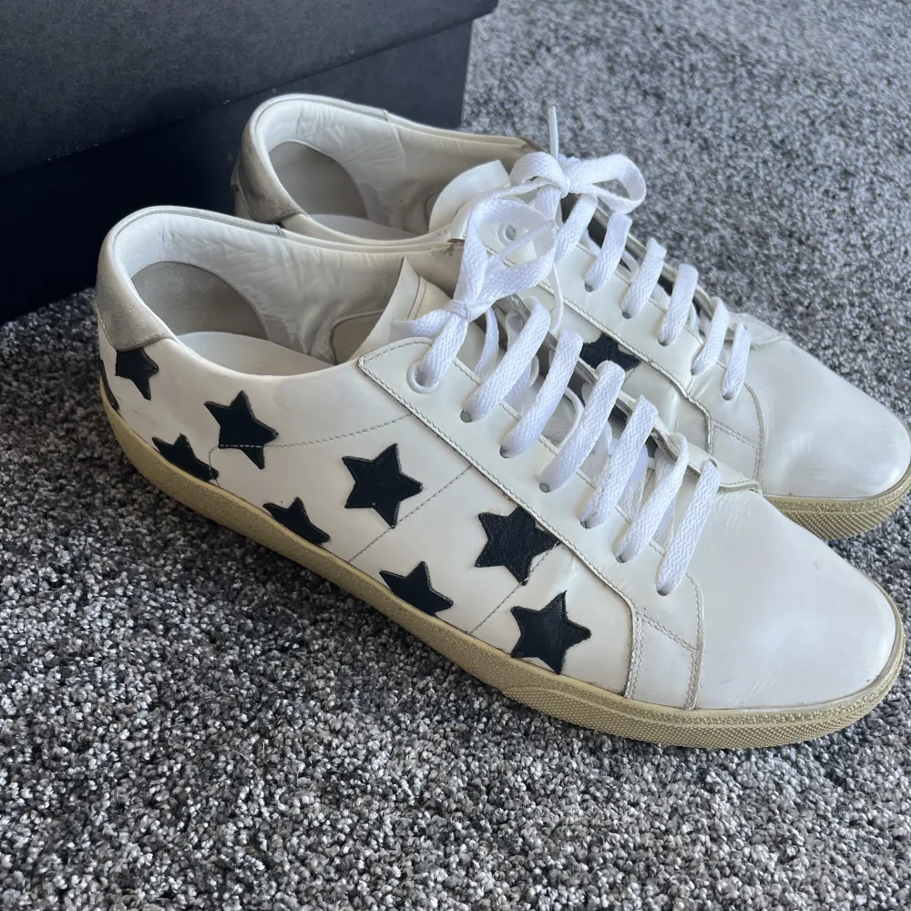 Fina saint Laurent sneakers som är svåra att få tag i. . Skor.