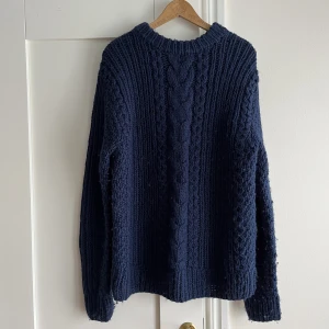 Stickad tröja COS - Stickad tröja från COS, Stl M herr. Lite nopprig, syns på sista bilden. +65kr frakt (spårbar)