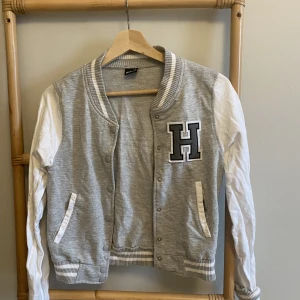 Baseballjacka Gina tricot - Basebolljacka från ginatricot storlek XS 30:-