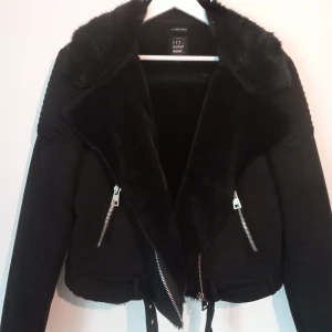 Zara biker jacka strl XL - Så snygg jacka från Zara. Använd en gång sen tyvärr blivit hängande och det är den för snygg för.   Storlek: XL 