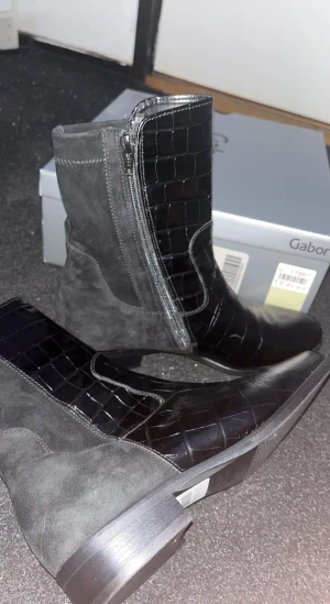 Skor - Helt nya och väldigt fina märkes skor (gabor) som aldrig blivit använda, testade de för första gången idag och de visade sig vara för små för mig. Därför säljer jag de just nu för ett mycket billigare pris än det originella. Nyköpt pris:1795