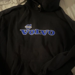 Volvo hoodie  - Hoodie med Volvo text, säljs då jag fick den och den är inte min stil. Lite smått blekt i luvan men inget så man stör sig på.