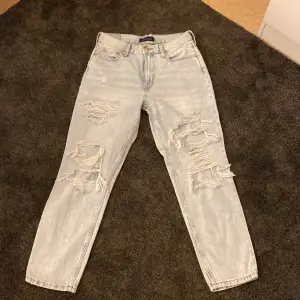 Snygga slitna jeans från Aeropostale. De är köpte i Usa och har aldrig använts. Det är ett par mom jeans och storlek S. De passar mig och jag är 165cm och har storlek S eller M. 