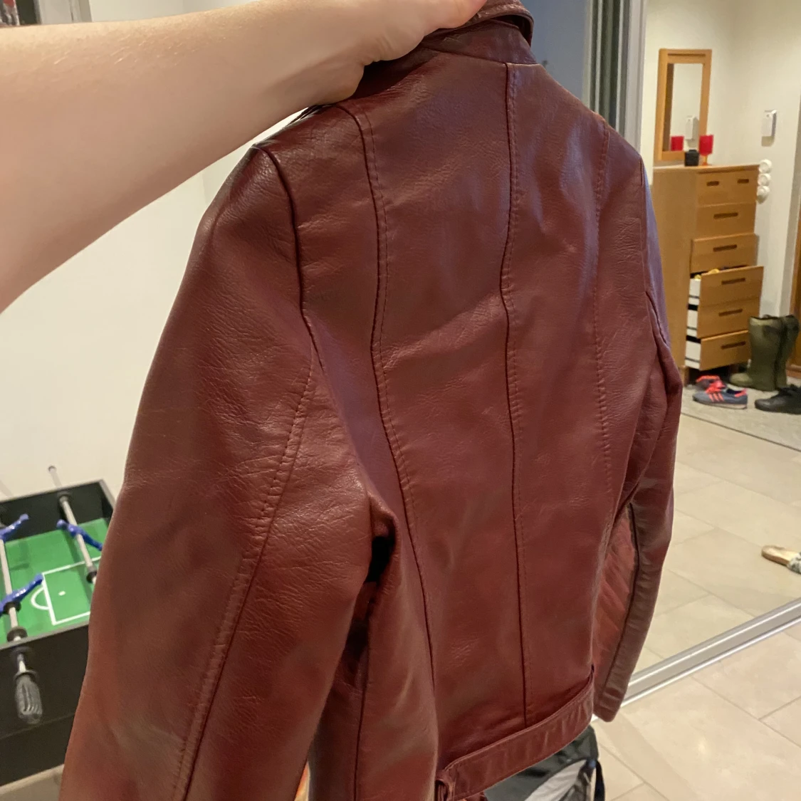 Röd läderjackan  - 90