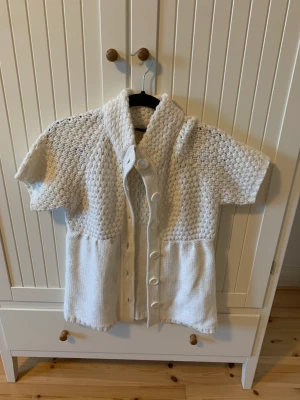 Stickad kofta  - Stickad kofta i storlek M. Nyskick 