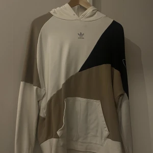 Adidas hoodie - Skick: endast använd ett fåtal gånger, inprinincip ny  Köpt för 599:-   