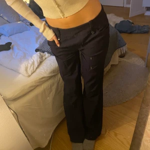 Lowwaist kostymbyxor - Kostymbyxor som passar till allt! Obs smutsig spegel, inga fläckar på byxorna