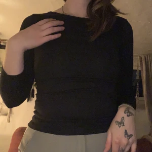 Långärmad tröja  - Supersöt långärmad med öppen rygg.  