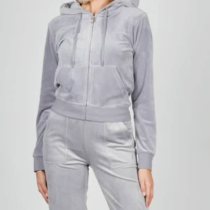 Grått jucy sett - Grått jucy sett i storlek s💕💕 Säljer pågrund av att jag har i flera färger🥰 Säljer för 2200 plus frakt😍