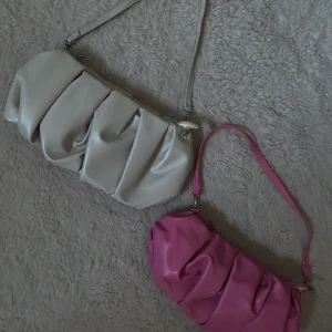 Väskor (nya) - Aldrig använda!! Färgen på ena är beige ifall det inte framgår på bilden)) En för 50 eller båda för 80 + ev frakt ‼️