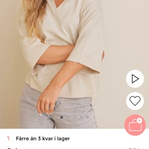 Stickad trekvartsärm tröja  - Trendig tröja som jag endast använt en gång så dne är som ny! Köpt för 350kr(( för en månad sen))den  är i storlek L för en oversized look och sitter så snyggt på mig som är s/m i vanliga fall. Frakt 59kr