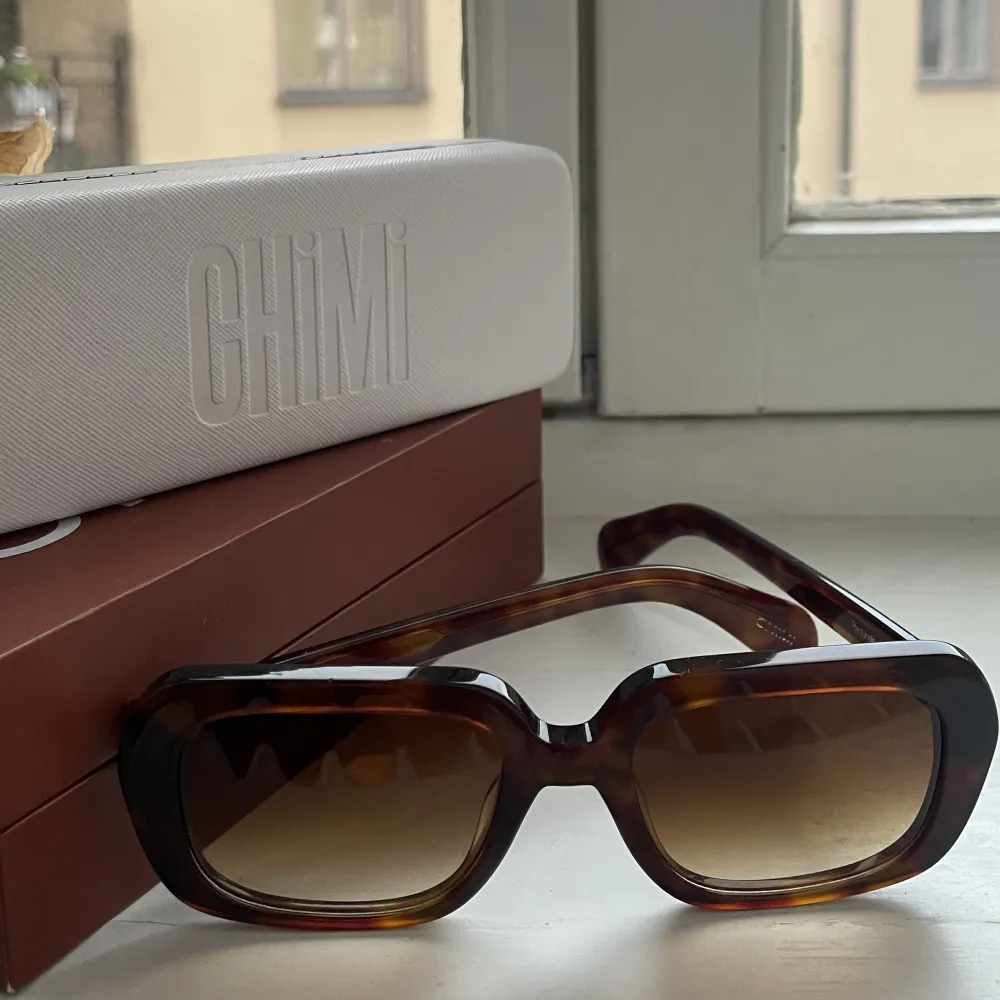 Chimi sunglasses (one size), limited edition collection which is sold out ⭐️ Color is maple, they are sparsely used and in good condition with both boxes. Bought for 1400kr. Accessoarer.