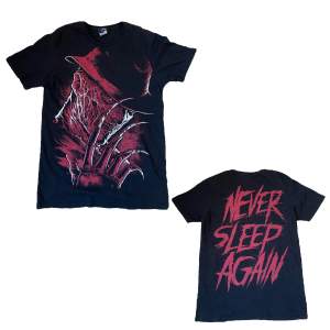 freddy kruger från nightmare on elmstreet tshirt! 🫶texten ”Never Sleep Again” på baksidan. storlek M från märket Dark Side. frakt för 39 kr förekommer. 