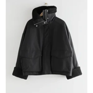 Jacka - Säljer denna jackan från &otherstories eftersom den inte kommer till användning. Den är så himla fin o bekväm men har tyvärr så många jackor att den inte kommer till användning ❤️ nypris: 1450kr