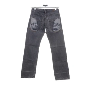 Detroit dödskalle jeans  - Gråa Detroit mid/low waist jeans med skit coolt dödskalle tryck på bakfickorna. Köpta på sellpy och aldrig använda. Jag kan mötas upp i Stockholm eller frakta då köparen står för frakten💕