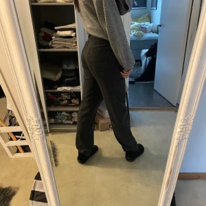 Lågmidjade baggy jeans - Säljer dessa Lågmidjade baggy jeans från asos! Köpte dom för 500 säljer för 250! Dom är medellånga och skitsnygga, dom är 32 i midjan men passar absolut mindre som ni ser på bilderna där jag har på mig dom!