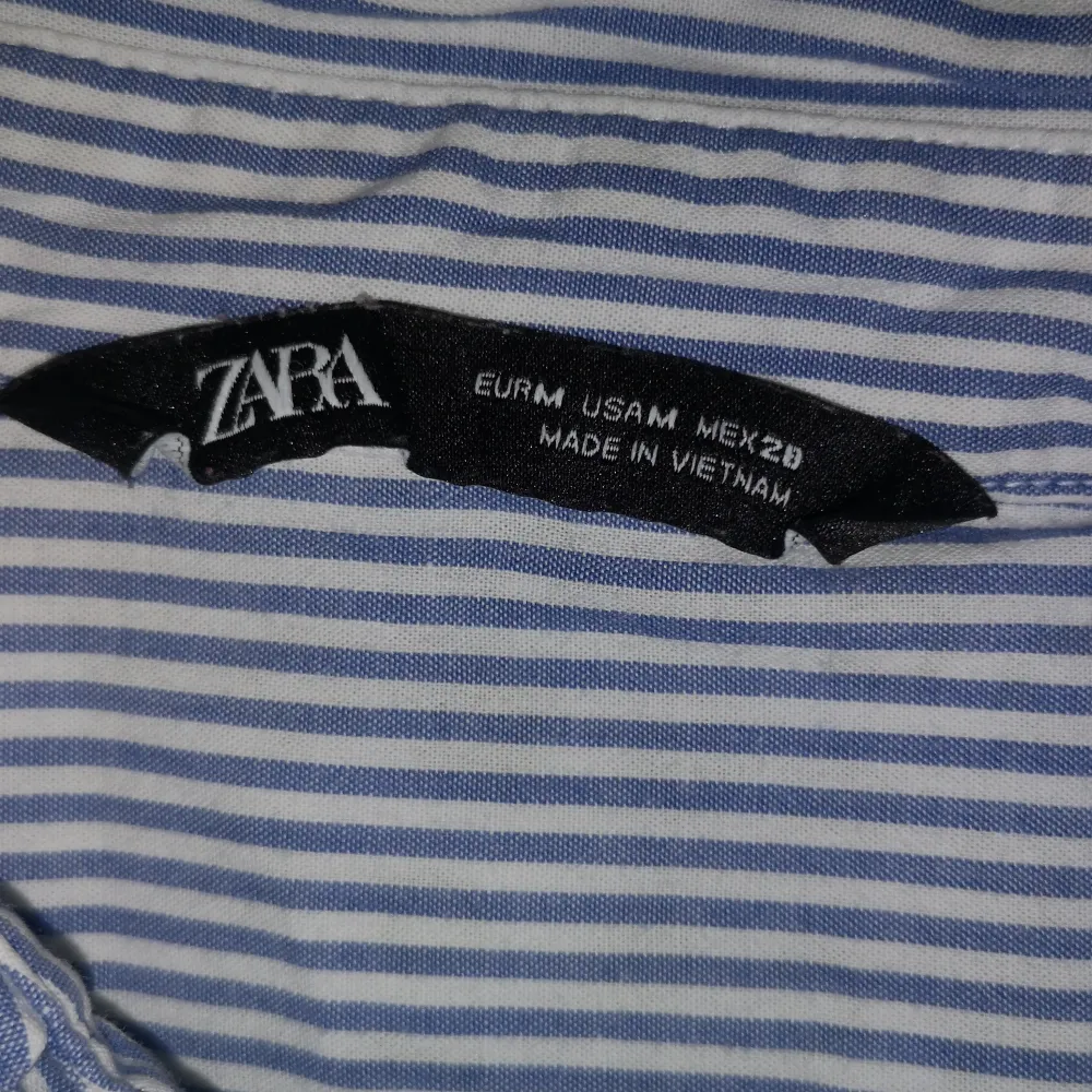 Randig blå vit skjorta från Zara strl M, använd men bra skick . Skjortor.