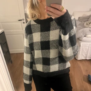 Stickad tröja  - Rutig stickad tröja från hm!🙌