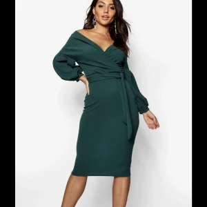 Klänning  - Fin klänning i en lite ljusare grön än på bilden och är i st xs