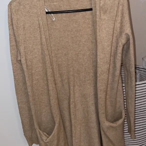 Lång kofta  - Säljer den pågrund av att den inte kommer till användning jätte fin och bekväm 