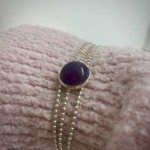 Silvrigt armband med en lila sten💜40 kr + 13 kr frakt 💓